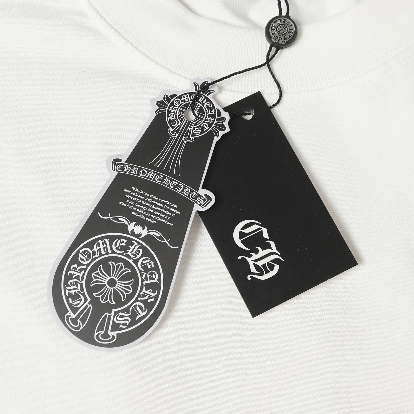 🅿️180 Chrome hearte/Chrome heart ch 25ss early spring Sanskrit horseshoe foam printed short-sleeved T-shirt. A must-have item for daily commuting for men and women in light luxury. The correct version is welcome to compare. Detailed features: ·280g 100% cotton double yarn jersey fabric. ·Special thickened 32 pieces of double-strand 1x1 thread in the same vat. ·Double-needle stitching process. ·Original main mark washed hangtag. Color: black white Size: XS-L